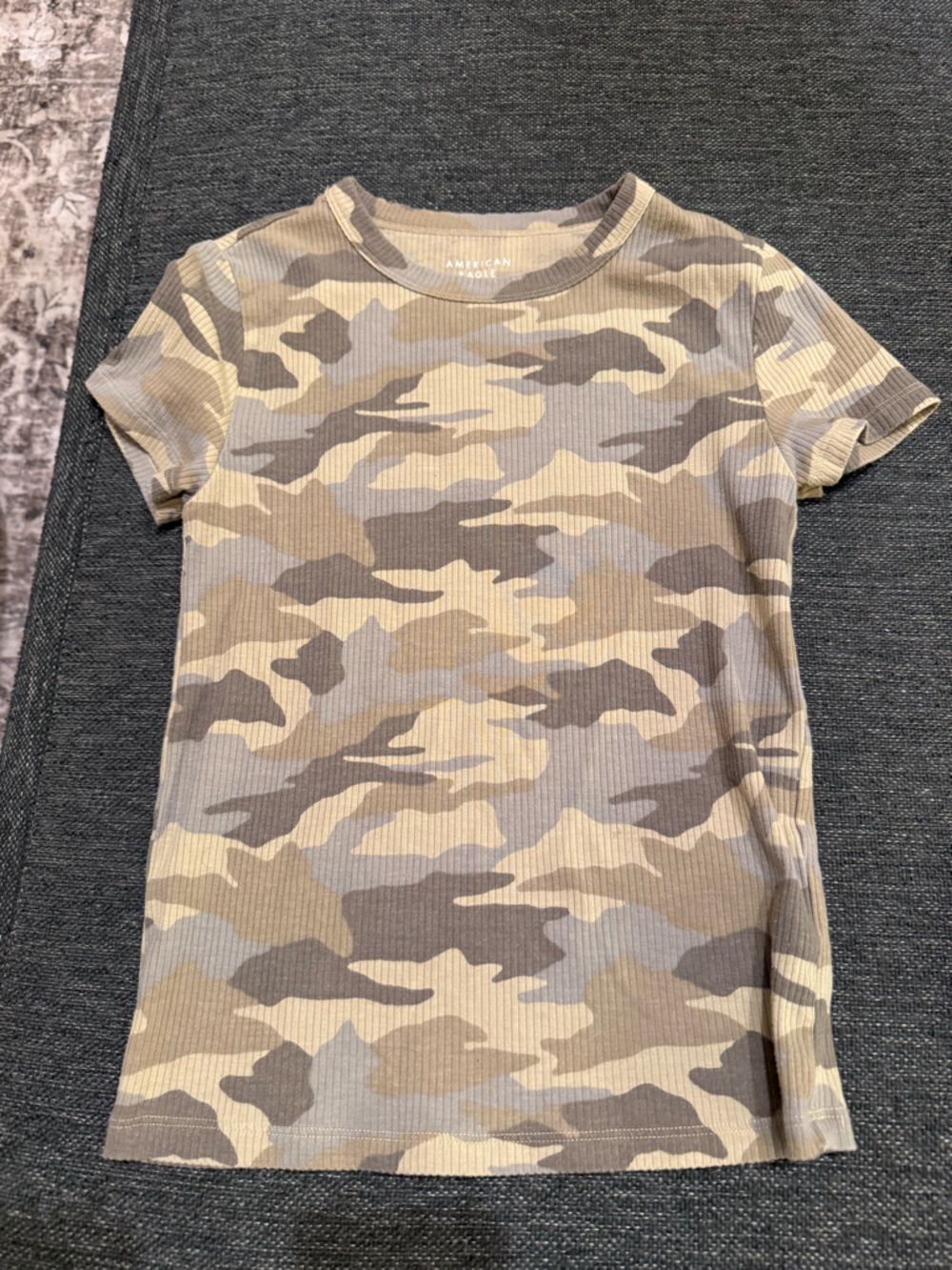 American Eagle Ribbed Camo Crewneck baby Tee - Beige & Olive XS